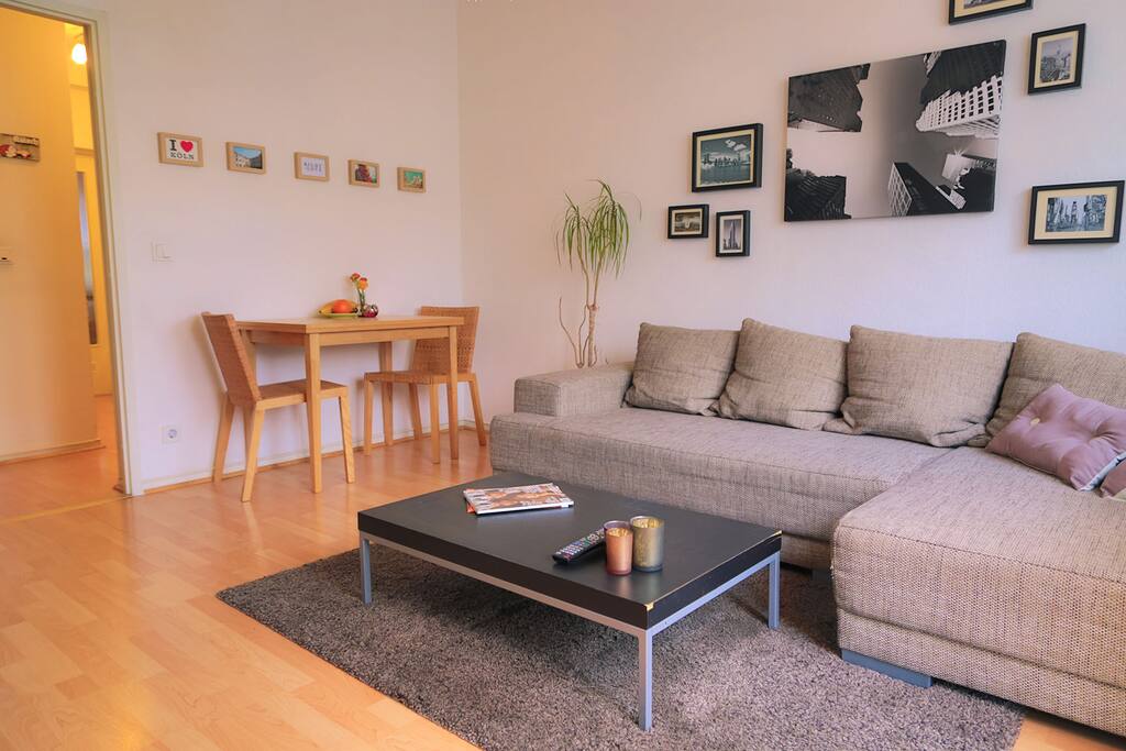 Hübsches Wohnzimmer mit Esstisch und Schlafcouch