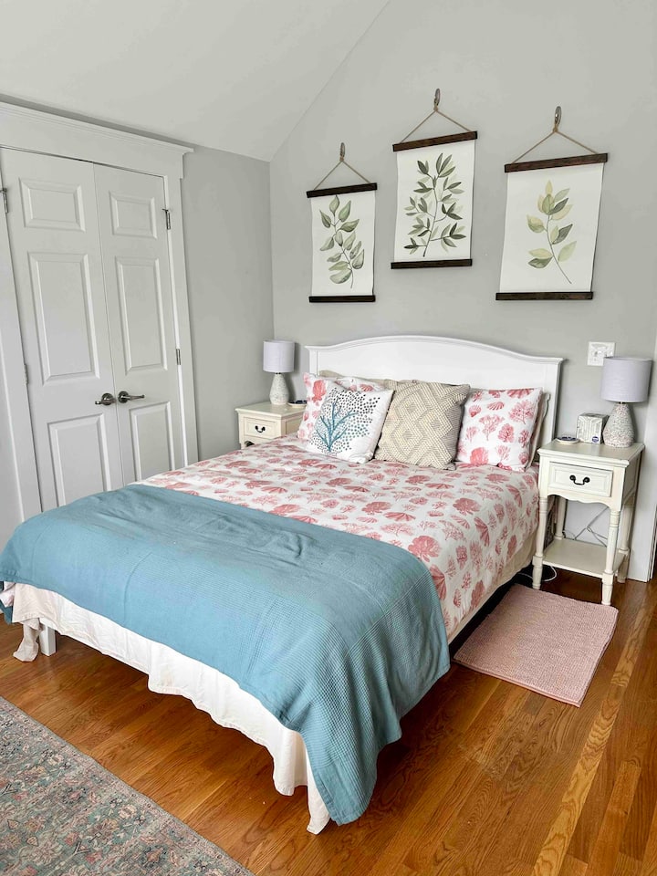 سرير بحجم كوين في غرفة النوم الثانية في الطابق العلوي.