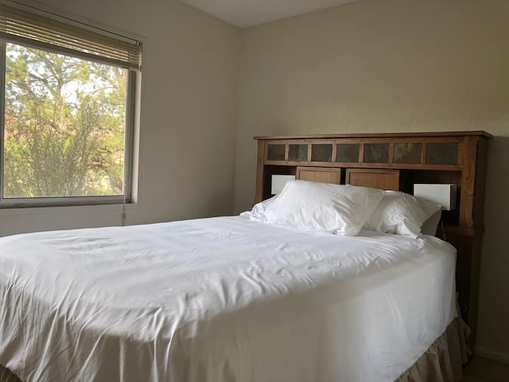 卧室配有标准双人床