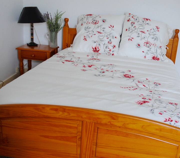 BEDROOM 3: Upstairs bedroom. Bed 140 cm.

CHAMBRE 3 : Chambre à l'étage. Lit 140cm. 