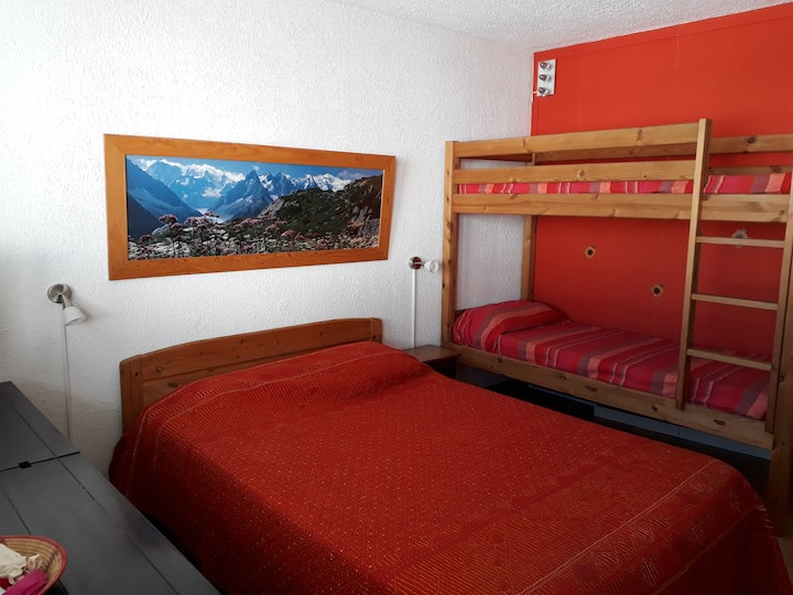 Chumba cha kulala na kitanda-140x200 + vitanda 2 vya ghorofa