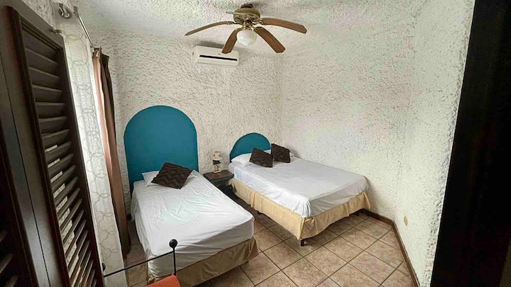 חדר 1, מיטה קיסרית, מיטה זוגית. יש בו מיזוג אוויר עצמאי, סט מצעים ומגבות מלא. 