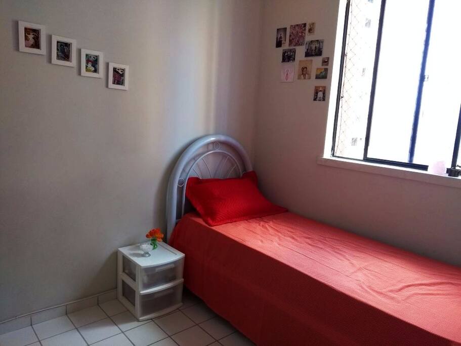 Quarto com cama de solteiro, colhão e rede + gaveteiro