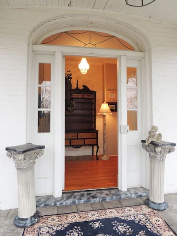 Southern Charm Colonial Style Apt