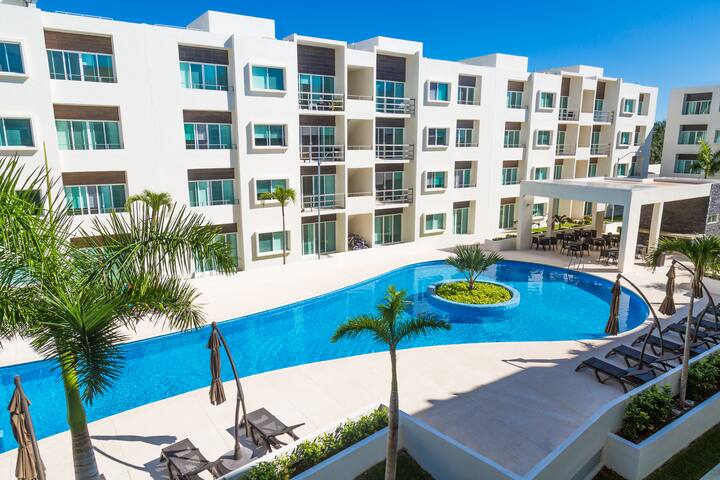 Feel at home: 2 bedrooms, pool, safe