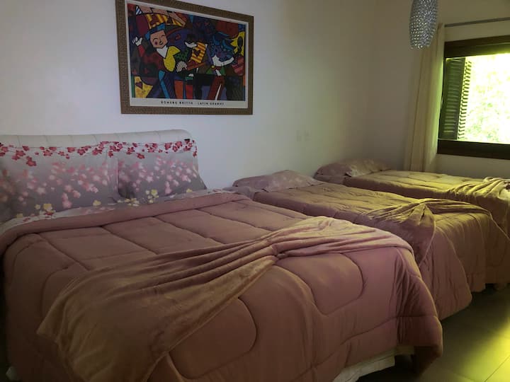 ห้องสวีท 2: เตียงควีนไซส์และเตียงคิงไซส์ 2 เตียงพร้อมทีวี 