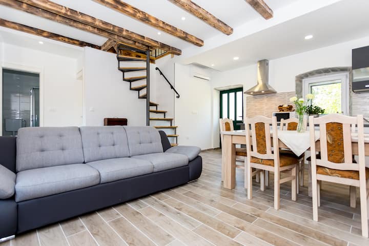 Rustic Dalmatian Stone Guesthouse - Omiš
