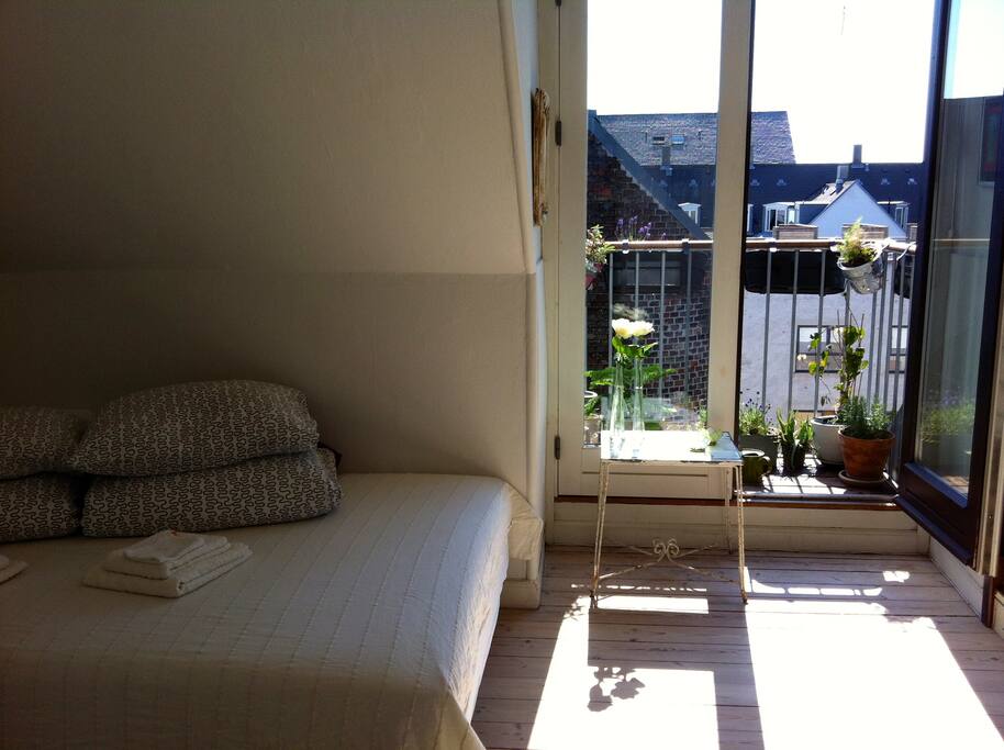 The bedroom with balcony.