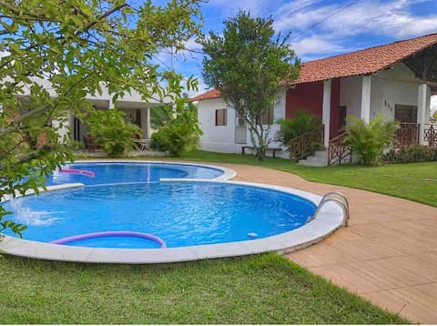 Top Airbnb: Beachfront farmhouse ideal for families with children em Barra De Santo Antônio