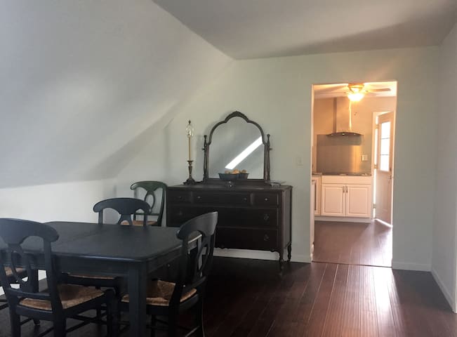 Farmhouse Attic-Apt minutes from Valparaiso town