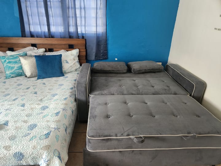 Máme pohodlnú rozkladaciu pohovku pre tých, ktorí vytvárajú priestor na spanie.