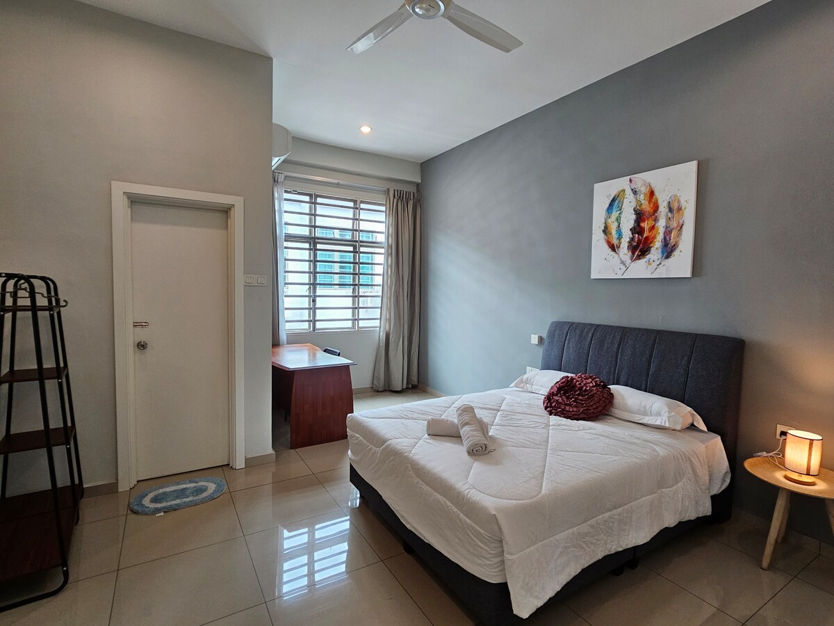 Izba na poschodí 2
 1 manželská posteľ Queen s vlastnou kúpeľňou.