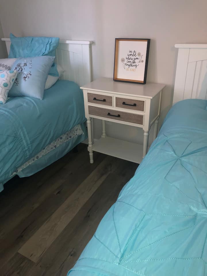 יש שתי מיטות יחיד בחדר השינה השלישי הזה. וארון בגודל נחמד.