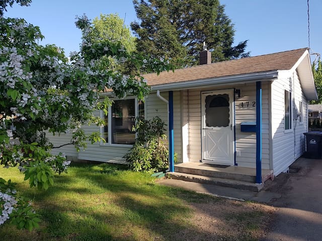 Cozy 3 Bedroom House in Downtown Terrace