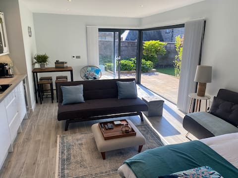 Popular Airbnb listing: The Garden Studio in Portobello