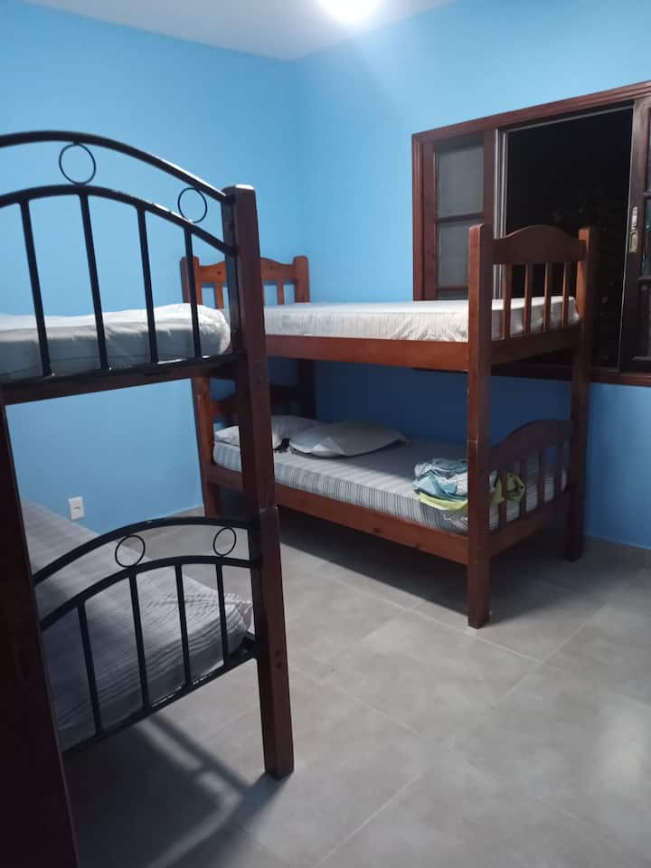 Spálňa 2 - s dvoma poschodovými posteľami a šatníkom a stropným ventilátorom.