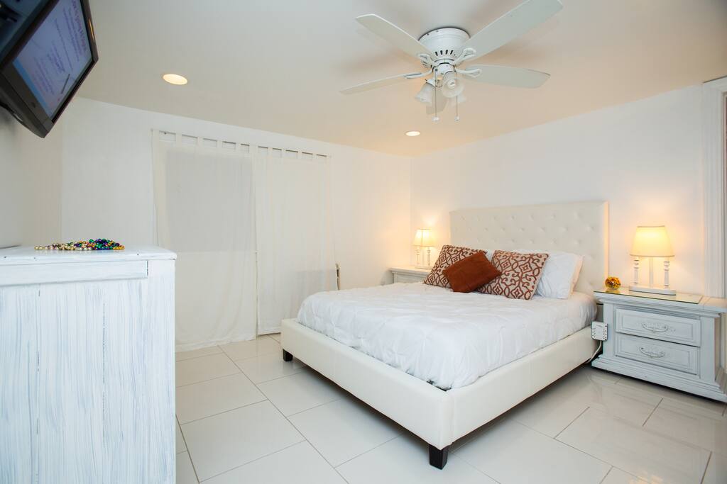 Unit 2 is the Sweet White Bungalow. It is on the 1st floor with 1 bed room & 1 bath. It is an open concept with a full kitchen and living area with 2 futons. It can sleep 4. The private bathroom has a huge walking closet. It also has a washer & dryer.