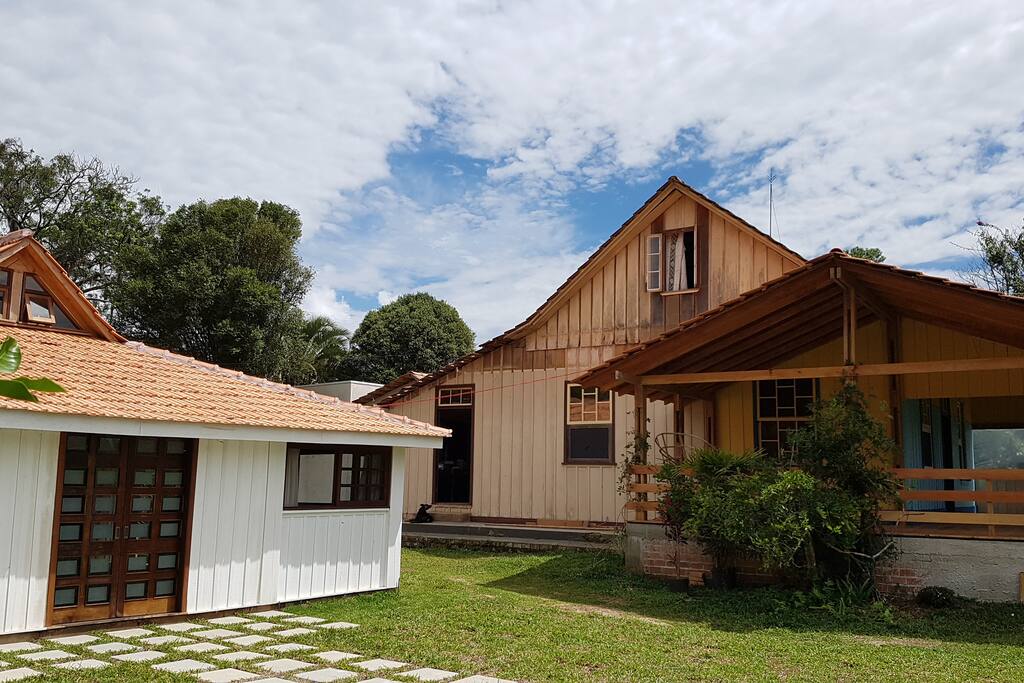 Vista do paiol com espaço para eventos, casa colonial e varanda.