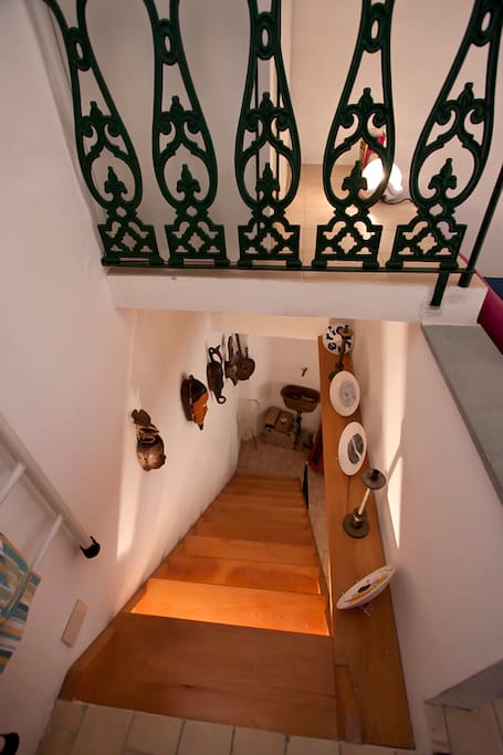 Large wooden stairs
from the bedrooms to the living