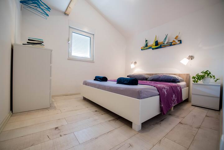 Spavaća soba s bračnim krevetom