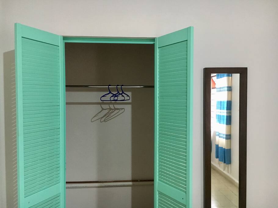 Nuestros armarios son amplios y espaciosos. Our closets are big and spacious.