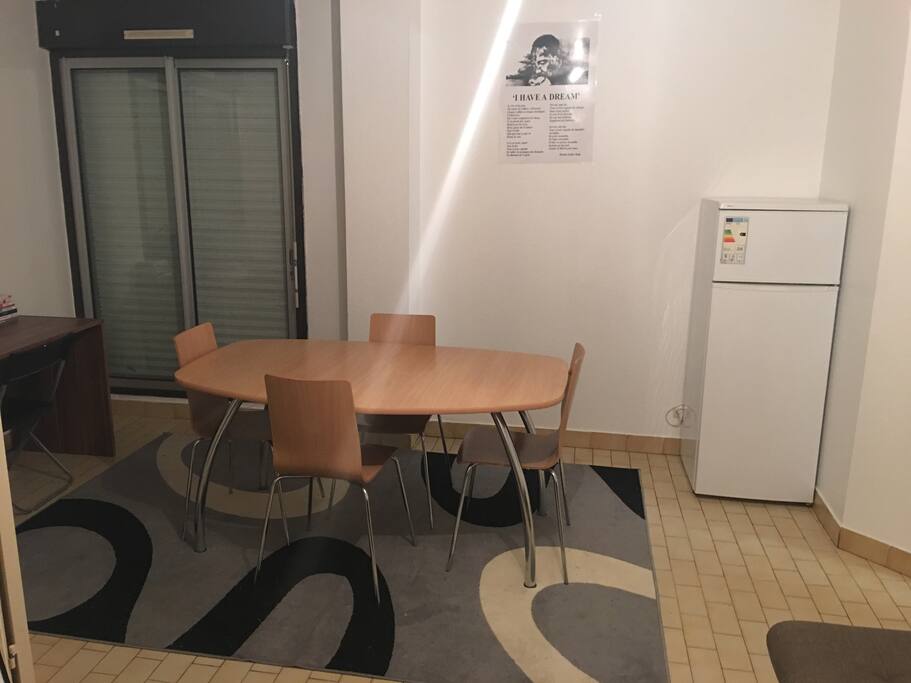 Table à manger frigo et bureau