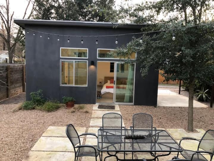 Bungalow Backhouse Guesthouses for Rent in Austin, Texas, United
