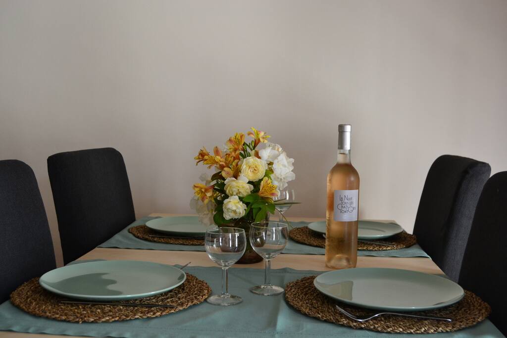 Vin rosé de PUJAULT et fleurs de notre jardin