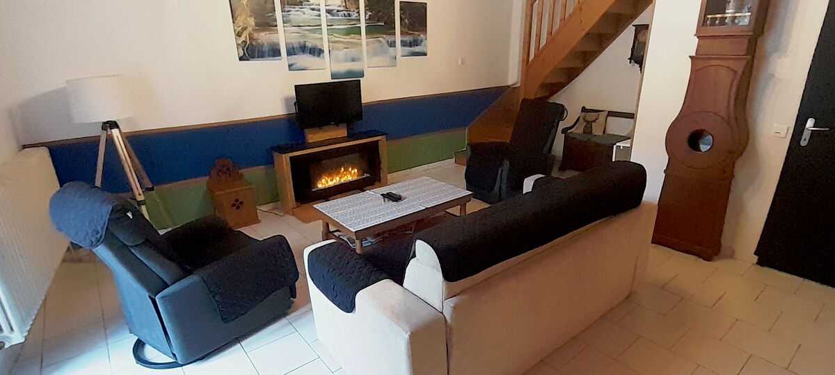 غرفة المعيشة وسرير الأريكة المريح. 