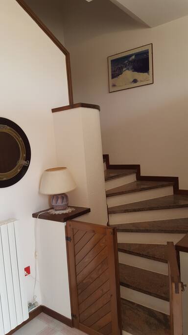 Scala interna con cancelletto sicurezza bambini
