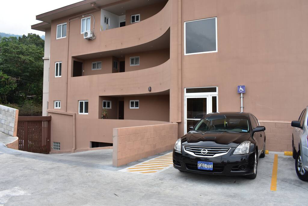 el parqueo a unos metros del apartamento, no gradas