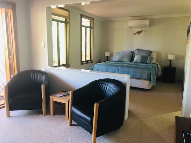 Rainbird Manor - Own entrance