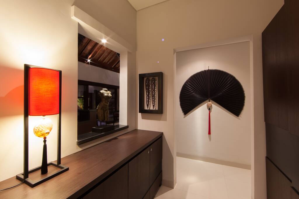 Side entrance from pool shower to guests bathroom