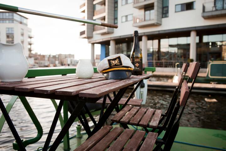 The Four Sisters Boatel gallery image 2