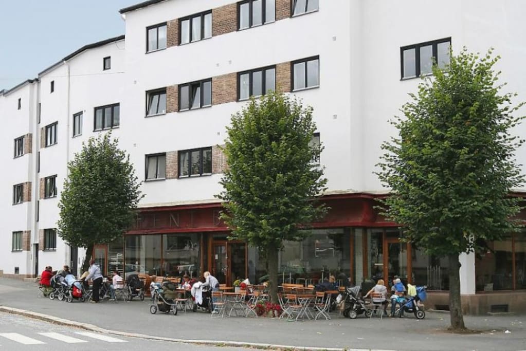 Åpent Bakeri Cafee and pizza restaurant in the neighborhood.