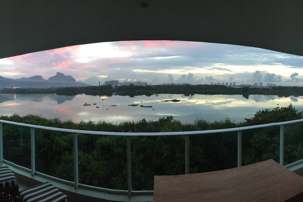 Varanda de frente para Lagoa de Jacarepaguá e Pedra da Gávea