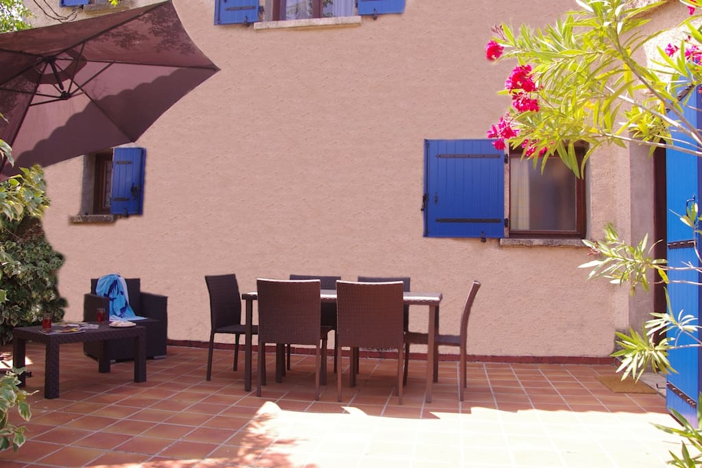 Espace extérieur privatif . Coin repas, coin détente et barbecue.