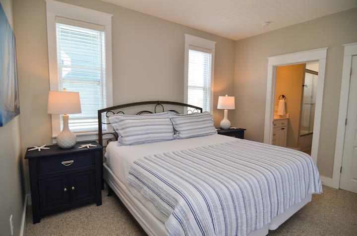 3rd Floor master retreat with king bed