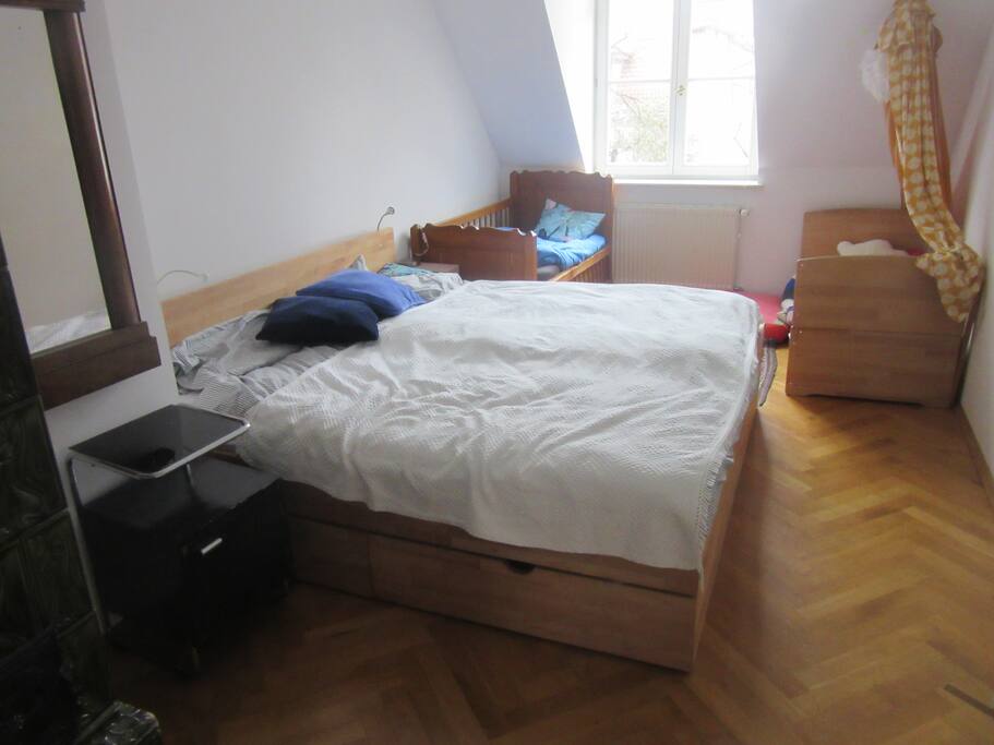 Schlafzimmer mit Doppelbett und Kinderbetten