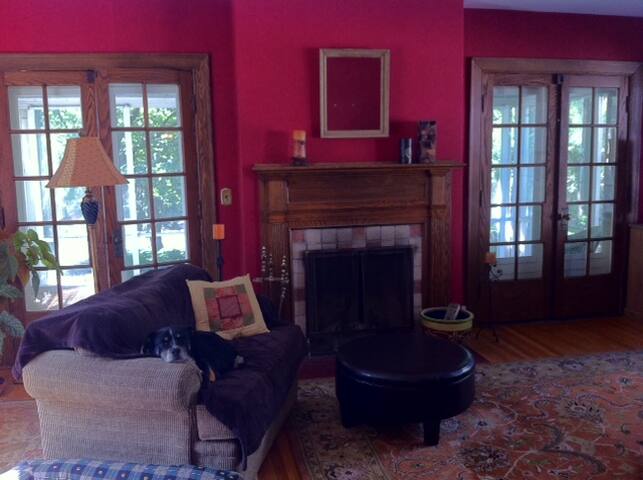 Gorgeous home close to everything gallery image 4