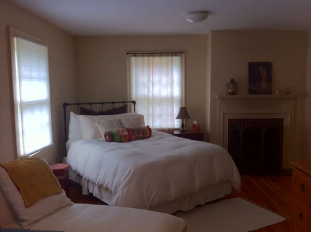 Gorgeous home close to everything gallery image 3