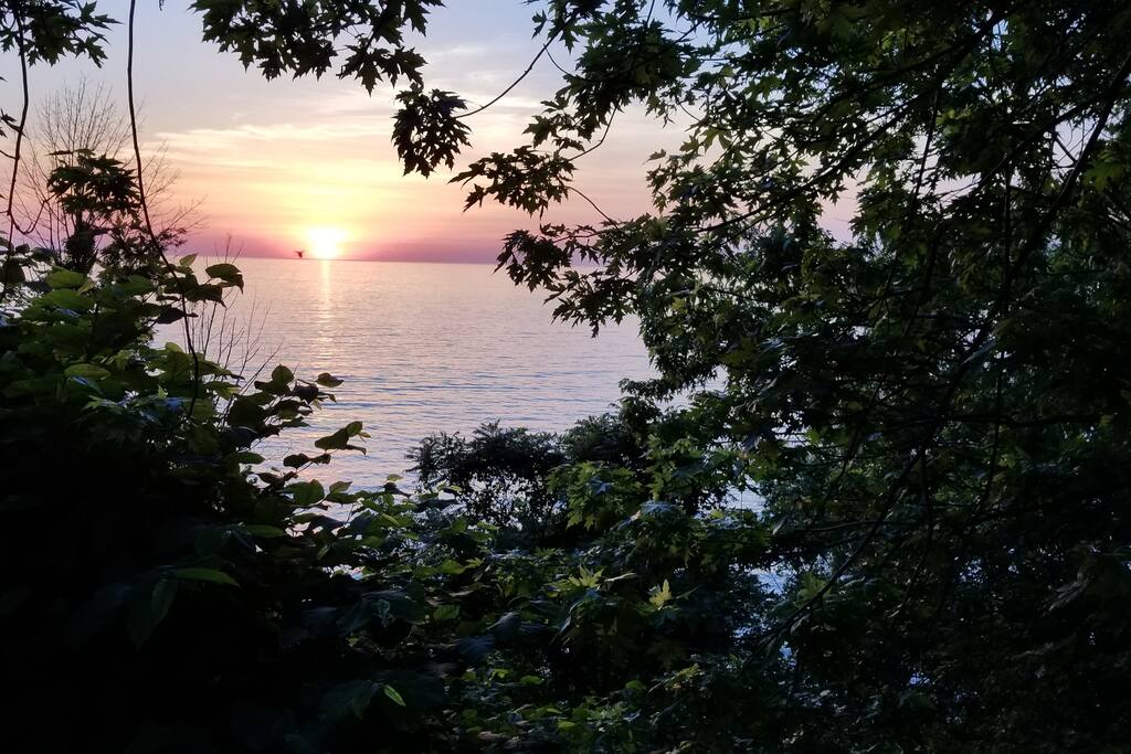 Charming Cottage Overlooking Lake Erie Cottages for Rent in Conneaut