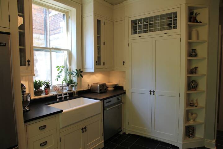 Spacious, charming 3 storey home in great ‘hood gallery image 2