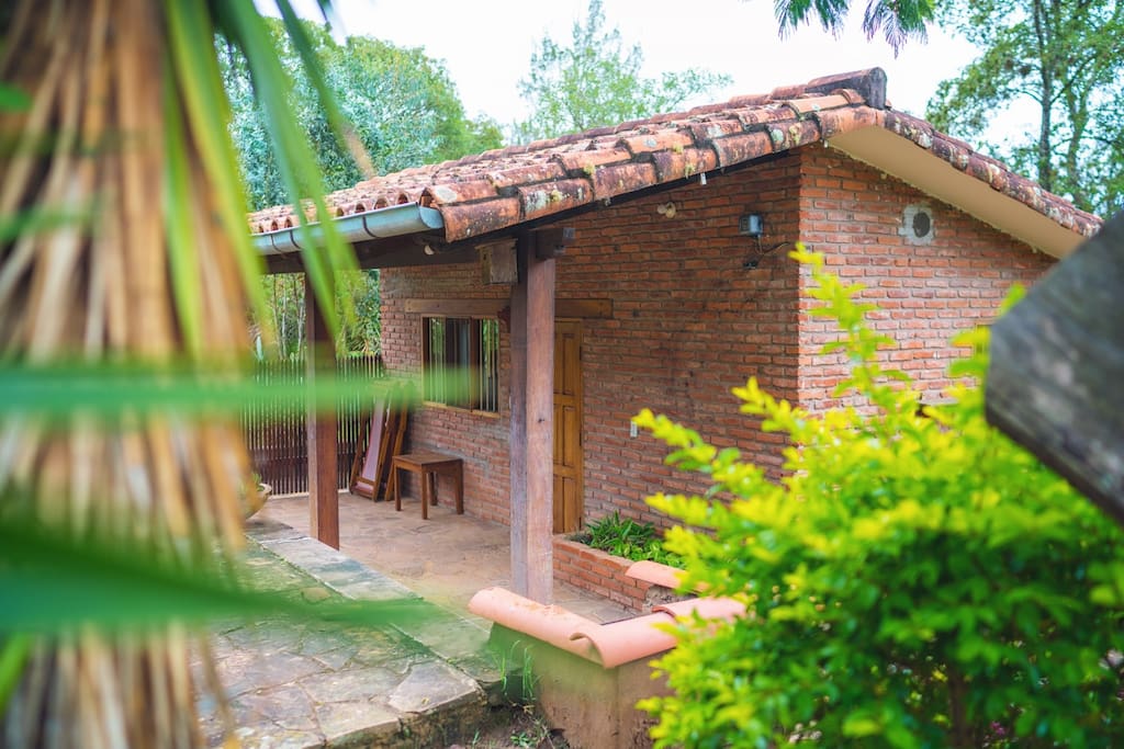 Afuera desde el Jardin, la terraza y la Churrasquera