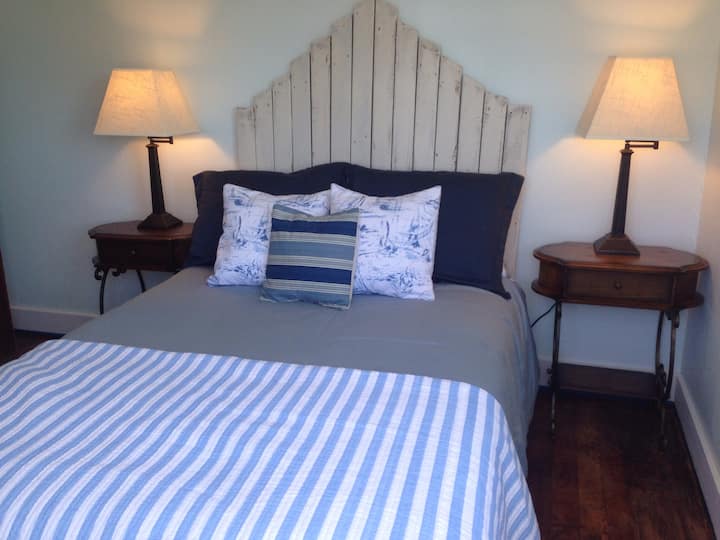 تحتوي غرفة النوم على سرير كامل وملاءات عالية الجودة ومياه رائعة وإطلالة على جبل رينير