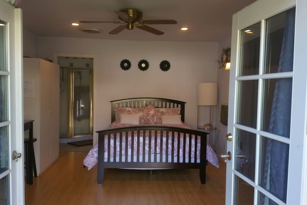 Queen size bed! Also have a single roll away bed for extra guests