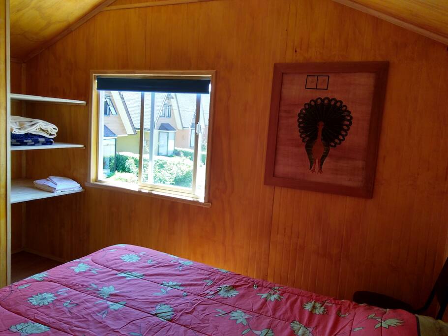 Dormitorio principal con cama King. Calida madera a la vista.