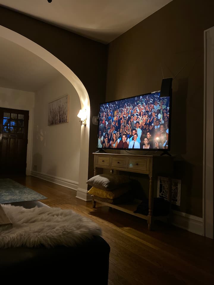 בסלון יש טלוויזיה 
Netflix, YouTube TV, Disney+, Amazon Prime, אנטנה מקומית ו - Fire Stick.