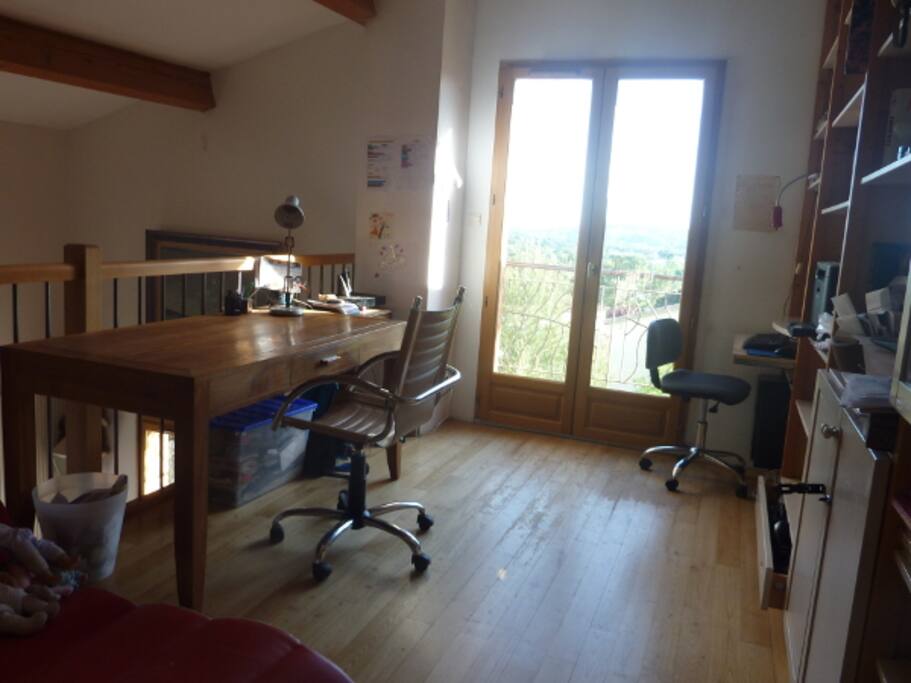 La mezzanine avec son bureau