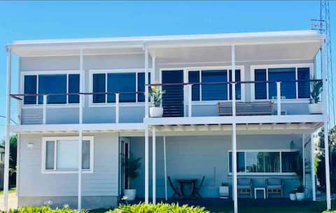 Cozy Beachside Hideaway with ocean views